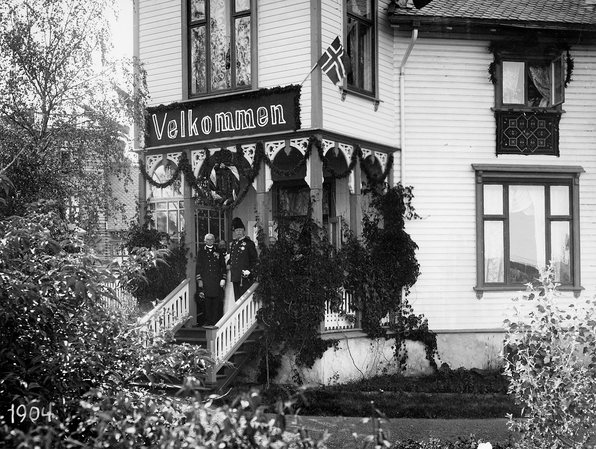 Kong Oscar II som gjest hos amtmann Peter Theodor Holst i hans herskapshus, Amtmannsvillaen, ved Gjøvik Kirke  i anledning av Nordbanens åpning. Gjøvik- og Skreiabanen.