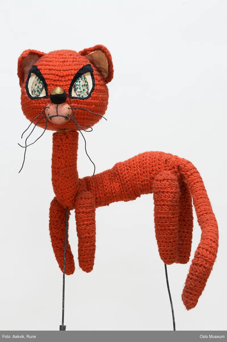 Figurteaterdukke av en rød katt