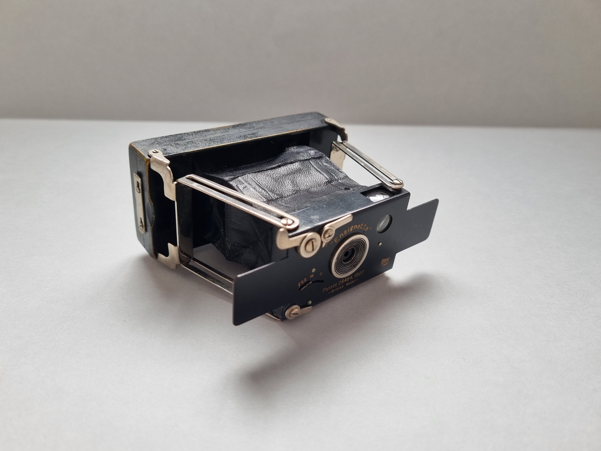 Bälgkamera i fickmodell med fodral, 1920.