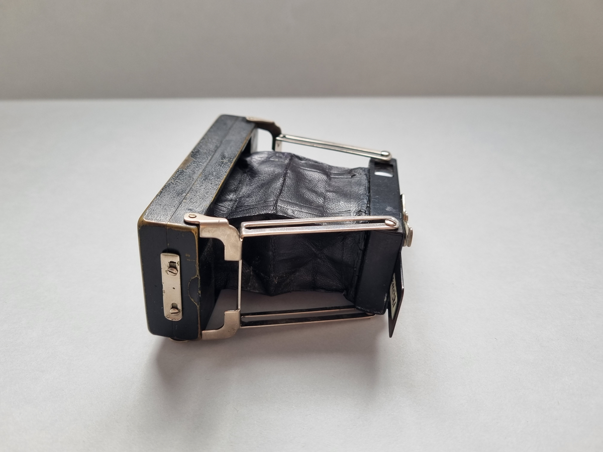 Bälgkamera i fickmodell med fodral, 1920.
