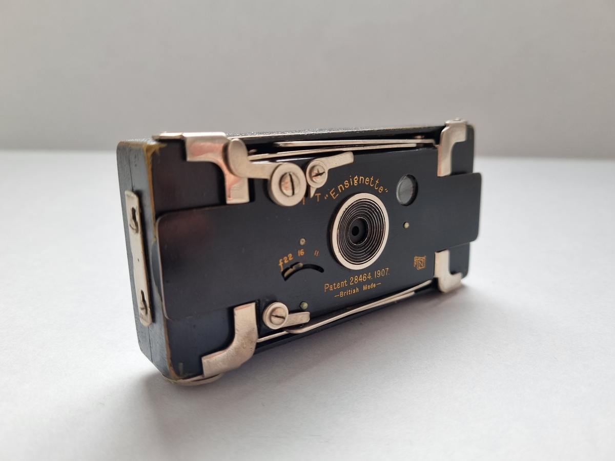 Bälgkamera i fickmodell med fodral, 1920.