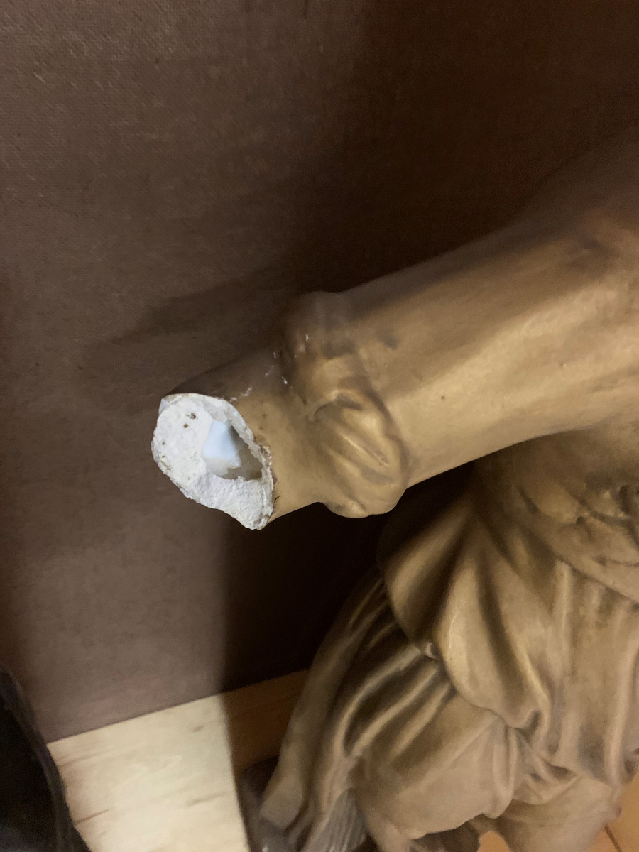 Staty föreställande Pallas Athena av förgylld gips.
Har stått på piedestal UM4247b.