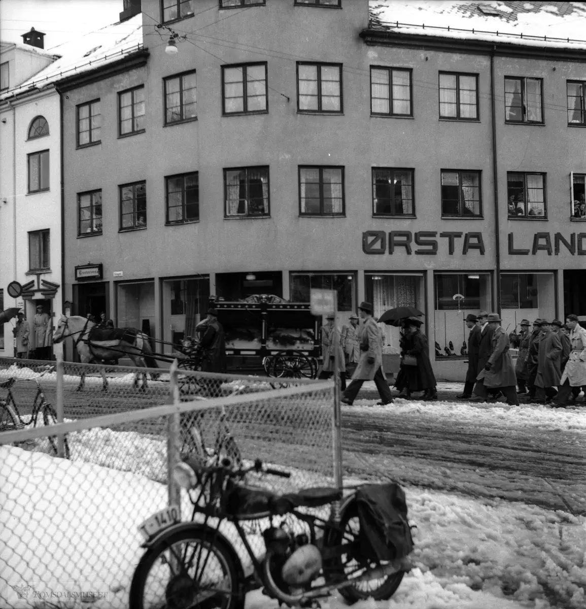 Begravelsen til Johannes "Johs" Bjordal f.28.06.1875 d.25.10.1955. .Kisten ble ført fra Molde til Ørsta for gravlegging der.