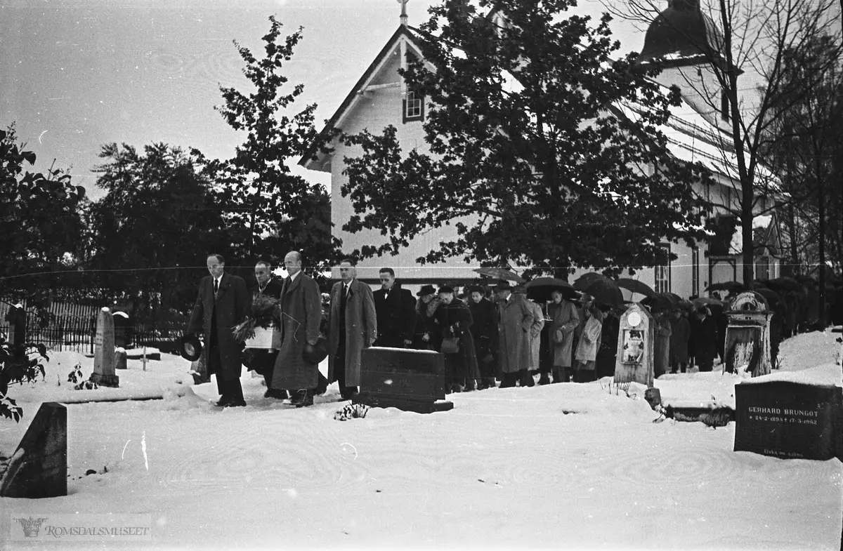 "1955"."Gravferda til far".Begravelsen til Johannes "Johs" Bjordal f.28.06.1875 d.25.10.1955. .Kisten ble ført fra Molde til Ørsta for gravlegging der.