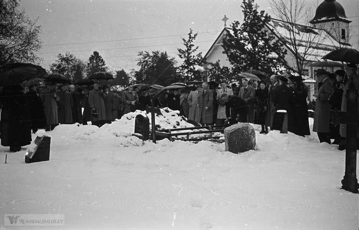 "1955"."Gravferda til far".Begravelsen til Johannes "Johs" Bjordal f.28.06.1875 d.25.10.1955. .Kisten ble ført fra Molde til Ørsta for gravlegging der.