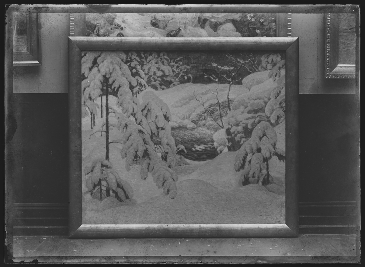Maleri av Lars Jorde. Motivet viser et vinterlandskap med grantrær hvor grenene henger tunge med snø, og i midten renner det en bekk.