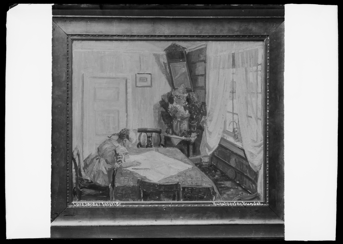 Maleri av Lars Jorde med tittelen ''Interiör''. Motivet viser en ung jente som sitter ved et bord i en stue og leser i en bok. Ved siden av til høyre er det et vindu med lette gardiner.