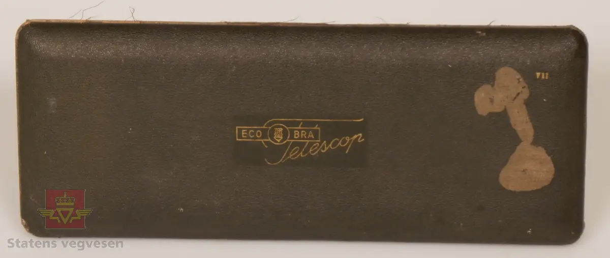 Passersett i etui, består av seksten deler. Etuiet består av sort skinntrukket treverk og har fløyelsbelagt innside i beige farge.