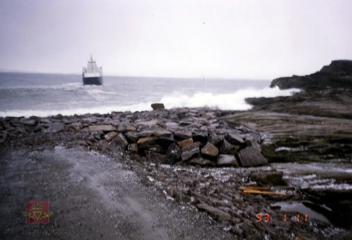 Vinterstorm i Mortavika første vinteren etter åpning  11.01.1993.  Bilder av MF Rennesøy før sambandet ble innstilt.