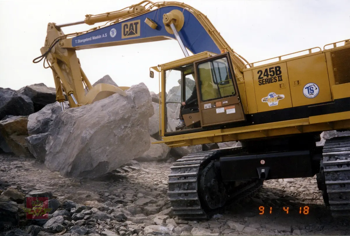 Caterpillar gravemaskin. Molobygging i Mortavika under Rennfastutbyggingen  18.04.1991.