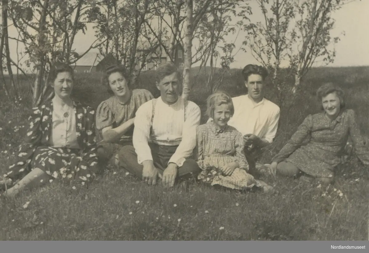 Ekteparet Ingeborg (f. 1895) og Magnus Alfred (f. 1892) Kristensen fra Bø på Engeløya, sammen med de fire barna. Fra venstre: Ingeborg, Karen Margrete (f. 1924), Magnus, Anna Dortea (f. 1935), Karl (Kalle) Meyer (f. 1920) og Ingrid (f. 1929). 