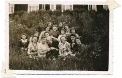 En gruppe med 17 personer i gresset utenfor Talvik Tuberkulo