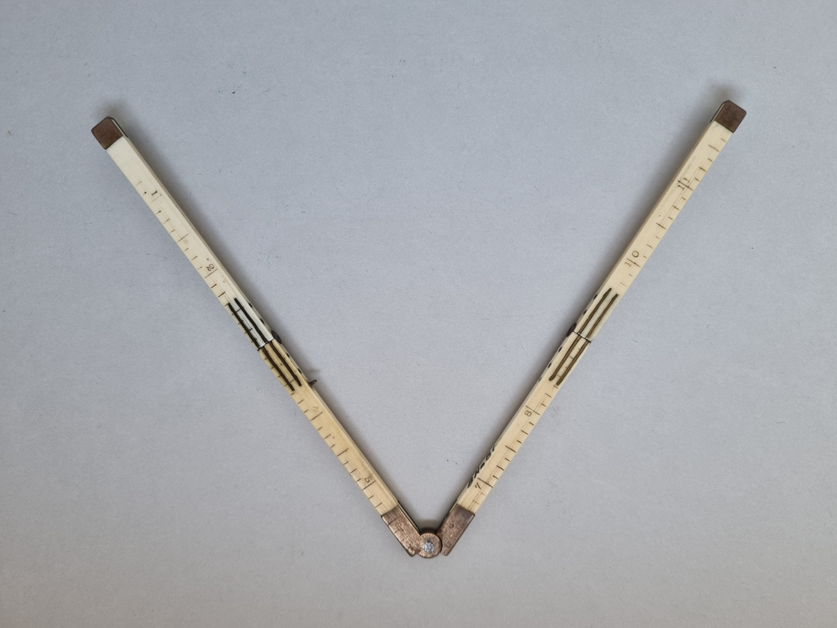 Tumstock i ben, hopfällbar med mässingsgångjärn.