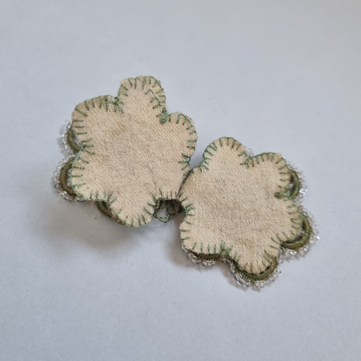 Nåldyna/fodral med pärlbroderi.