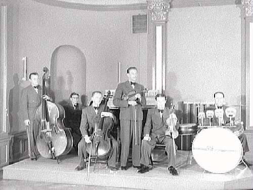 Bert Réenes orkester på Stadshotellet i Varberg på scen med instrumenten. (Se även bildnr GB2_4018, GB2_4020.)