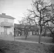 Vänge i Rystad 1948. Samma år stod bostadshuset till fastigheten 2:18 inflyttningsklar. Beställare var makarna Hugo och Margareta Carlsson, ägare till Rystads handelsträdgård, senare mer känt som Rystad Garden-Center.