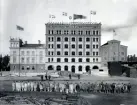 Arbetare vid taklagsfesten när Kalmar ångkvarn byggdes 1899. Denna del av kvarnkomplexet rymmer idag Kalmarsalen samt kontor.