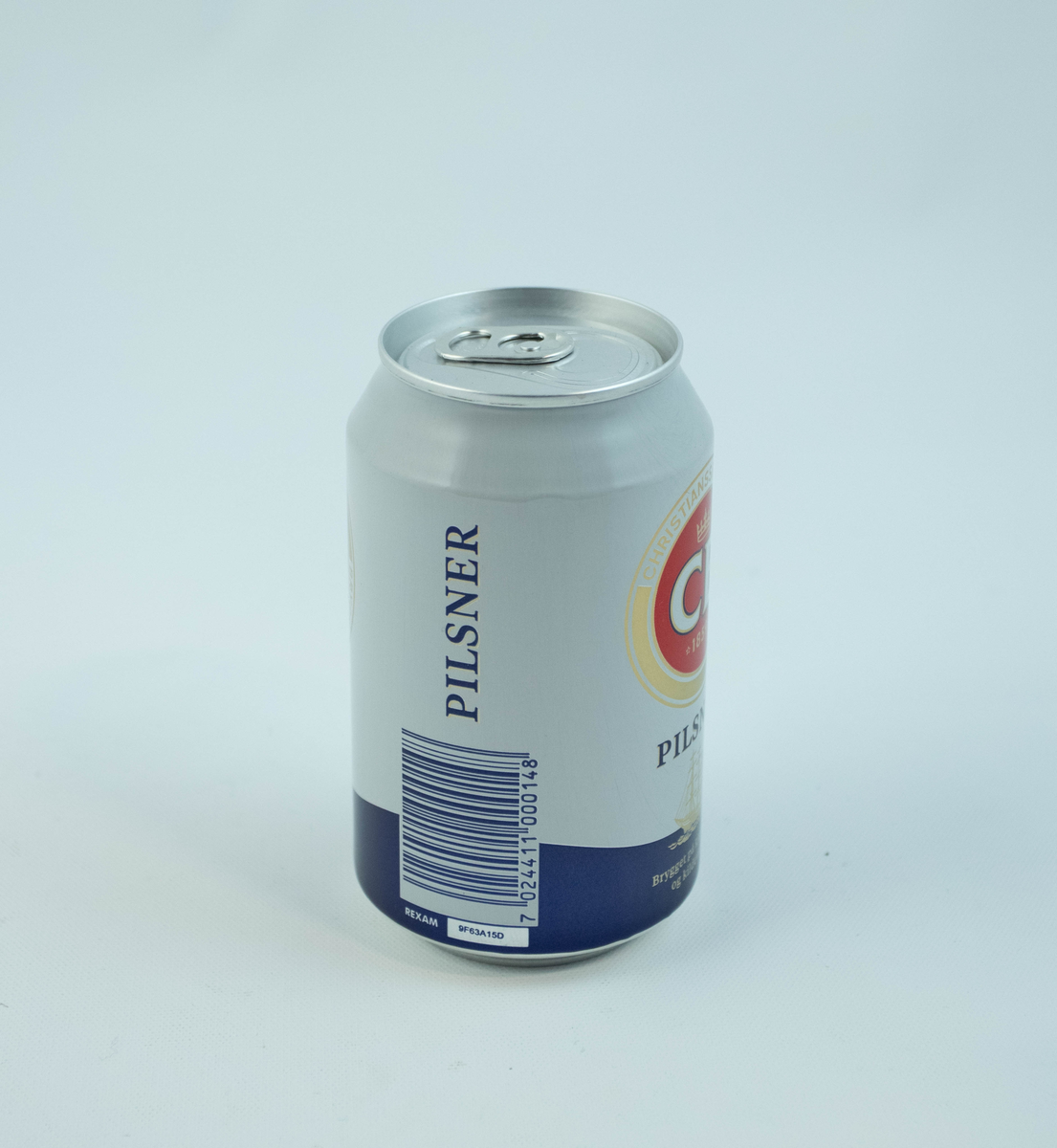 Hvit aluminiumsboks med blå stripe i bunnen. Flerfarget logo og skrift