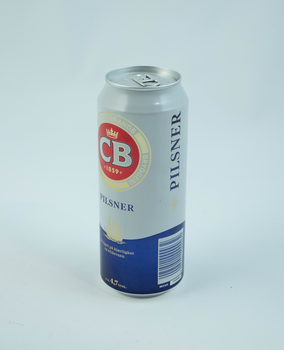 Hvit aluminiumsboks med blå stripe i bunnen. Flerfarget logo og skrift