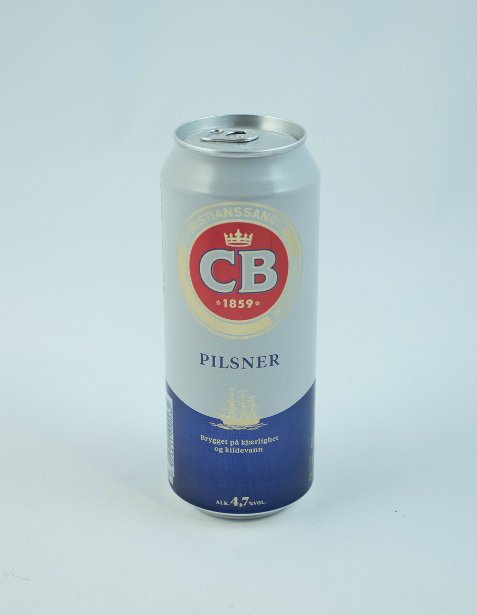 Hvit aluminiumsboks med blå stripe i bunnen. Flerfarget logo og skrift