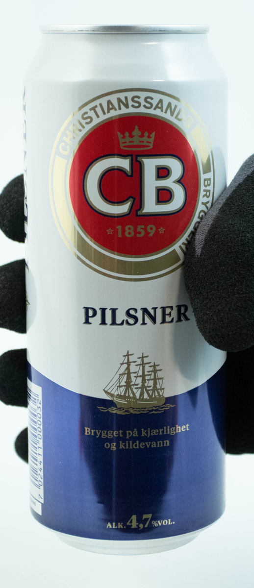 Hvit aluminiumsboks med blå stripe i bunnen. Flerfarget logo og skrift