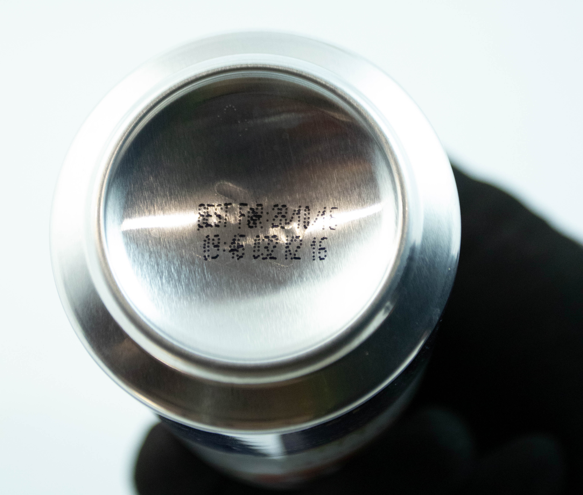 Hvit aluminiumsboks med blå stripe i bunnen. Flerfarget logo og skrift