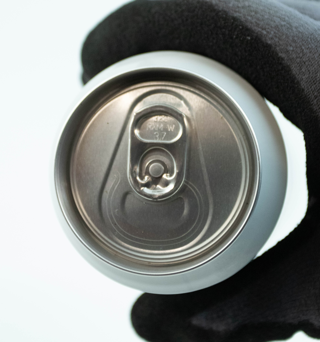 Hvit aluminiumsboks med blå stripe i bunnen. Flerfarget logo og skrift