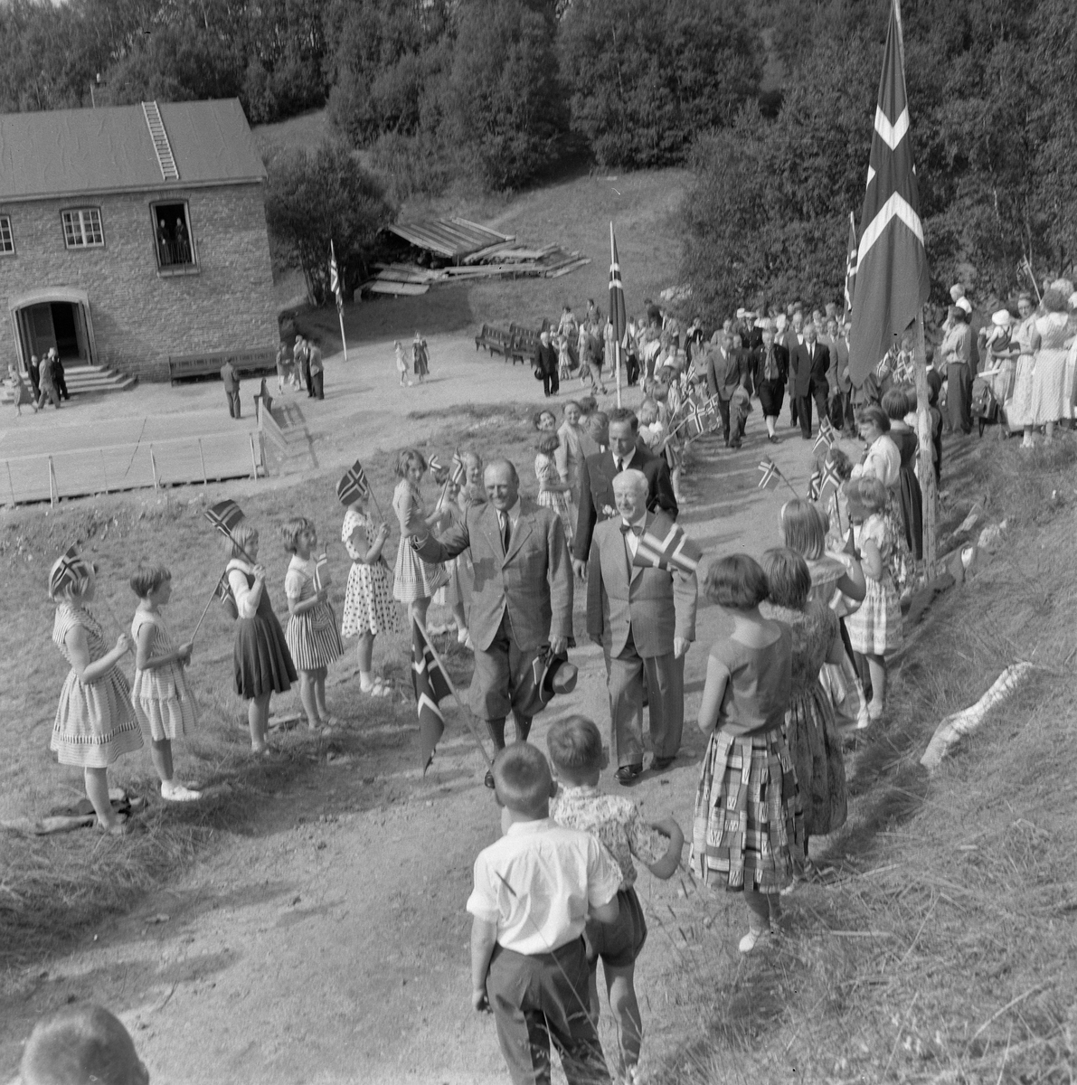 H.K.H. Kronprins Olav på museumsbesøk på Røros