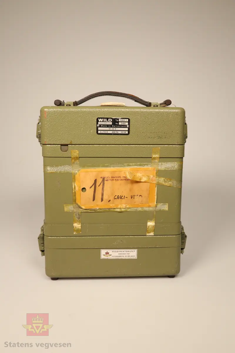 Omformeren er en stor grønn boks som er delt i to deler. Selve omformeren og batteri. Det er et panel med brytere, en seks pinns hunkabel som kobles til en WILDGAK1 Gyro (NVM 00-G-03177) pluss og minuspoler, en hun til hun trepinnskabel, ekstra sikringer og pærer, blyant, reagensrør og deler til en GAK 1 (antatt). Vårt eksemplar mangler en skrutrekker og en stoppeklokke, kun garantibeviset til denne er igjen. 