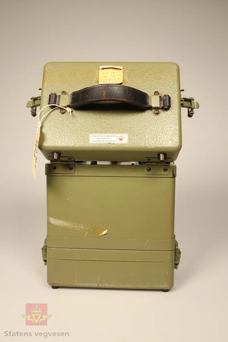 Omformeren er en stor grønn boks som er delt i to deler. Selve omformeren og batteri. Det er et panel med brytere, en seks pinns hunkabel som kobles til en WILDGAK1 Gyro (NVM 00-G-03177) pluss og minuspoler, en hun til hun trepinnskabel, ekstra sikringer og pærer, blyant, reagensrør og deler til en GAK 1 (antatt). Vårt eksemplar mangler en skrutrekker og en stoppeklokke, kun garantibeviset til denne er igjen. 