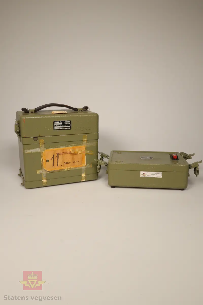 Omformeren er en stor grønn boks som er delt i to deler. Selve omformeren og batteri. Det er et panel med brytere, en seks pinns hunkabel som kobles til en WILDGAK1 Gyro (NVM 00-G-03177) pluss og minuspoler, en hun til hun trepinnskabel, ekstra sikringer og pærer, blyant, reagensrør og deler til en GAK 1 (antatt). Vårt eksemplar mangler en skrutrekker og en stoppeklokke, kun garantibeviset til denne er igjen. 