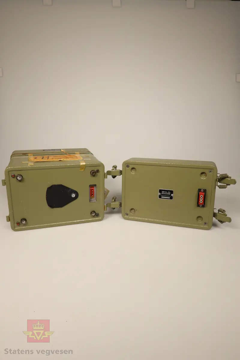 Omformeren er en stor grønn boks som er delt i to deler. Selve omformeren og batteri. Det er et panel med brytere, en seks pinns hunkabel som kobles til en WILDGAK1 Gyro (NVM 00-G-03177) pluss og minuspoler, en hun til hun trepinnskabel, ekstra sikringer og pærer, blyant, reagensrør og deler til en GAK 1 (antatt). Vårt eksemplar mangler en skrutrekker og en stoppeklokke, kun garantibeviset til denne er igjen. 