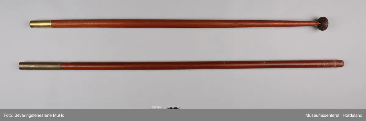 Stort, rektangulært flagg med tretten røde og hvite striper, samt 48 stjerner på blå bakgrunn i øvre venstre hjørne. Tilhørende flagget er en todelt flaggstang av tre og en massiv flaggfot av metall.