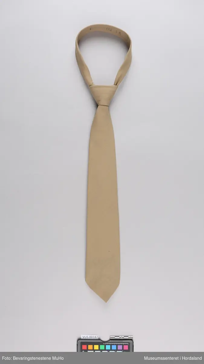 Lysebrunt uniformsslips med «enkel windsor»-knute.