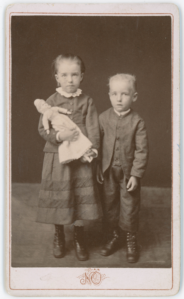 Porträtt på Anna Rosengren med brodern August Rosengren, Huskvarna. Anna Rosengren född 9 april år 1876.
