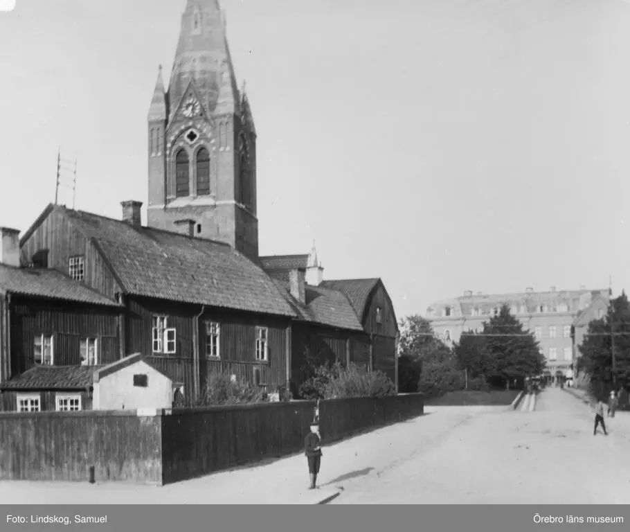 Nikolaigatan från Fabriksgatan. 
Nikolaikyrkan.