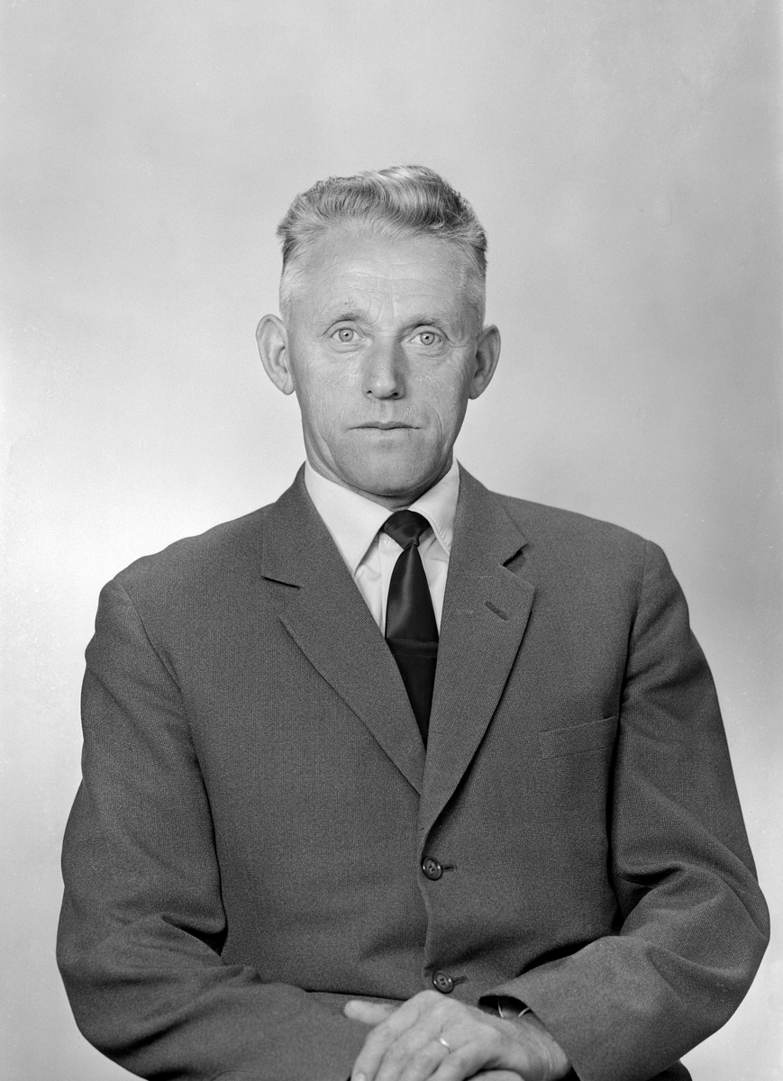 Porträtt av byggnadssnickare Walter Andersson. Från 1941 gift med Greta Maria, född Högberg, och bosatt i Linköping.