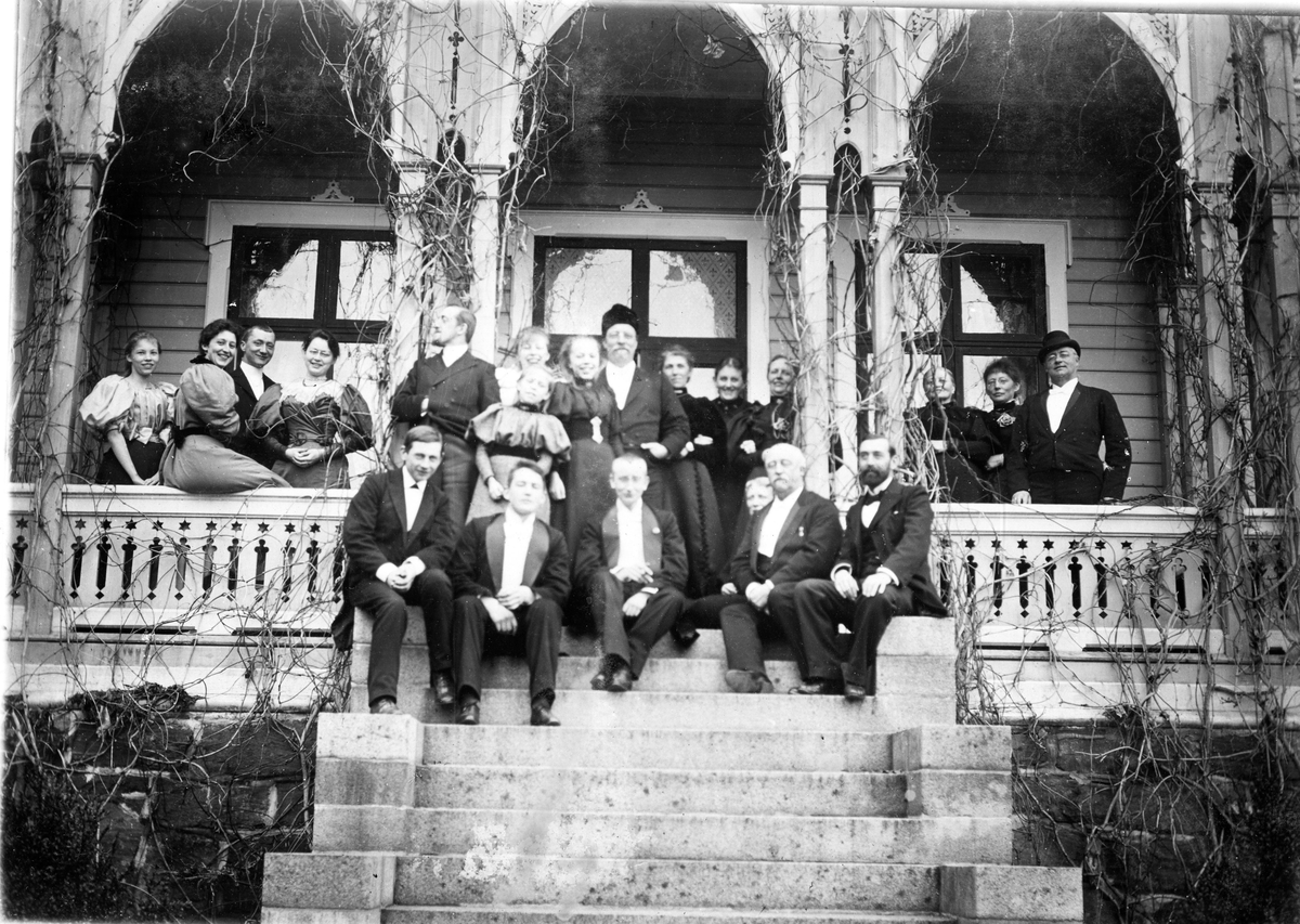 Trolig et familie selskap.  Ca. 1880. Se list på historikk.