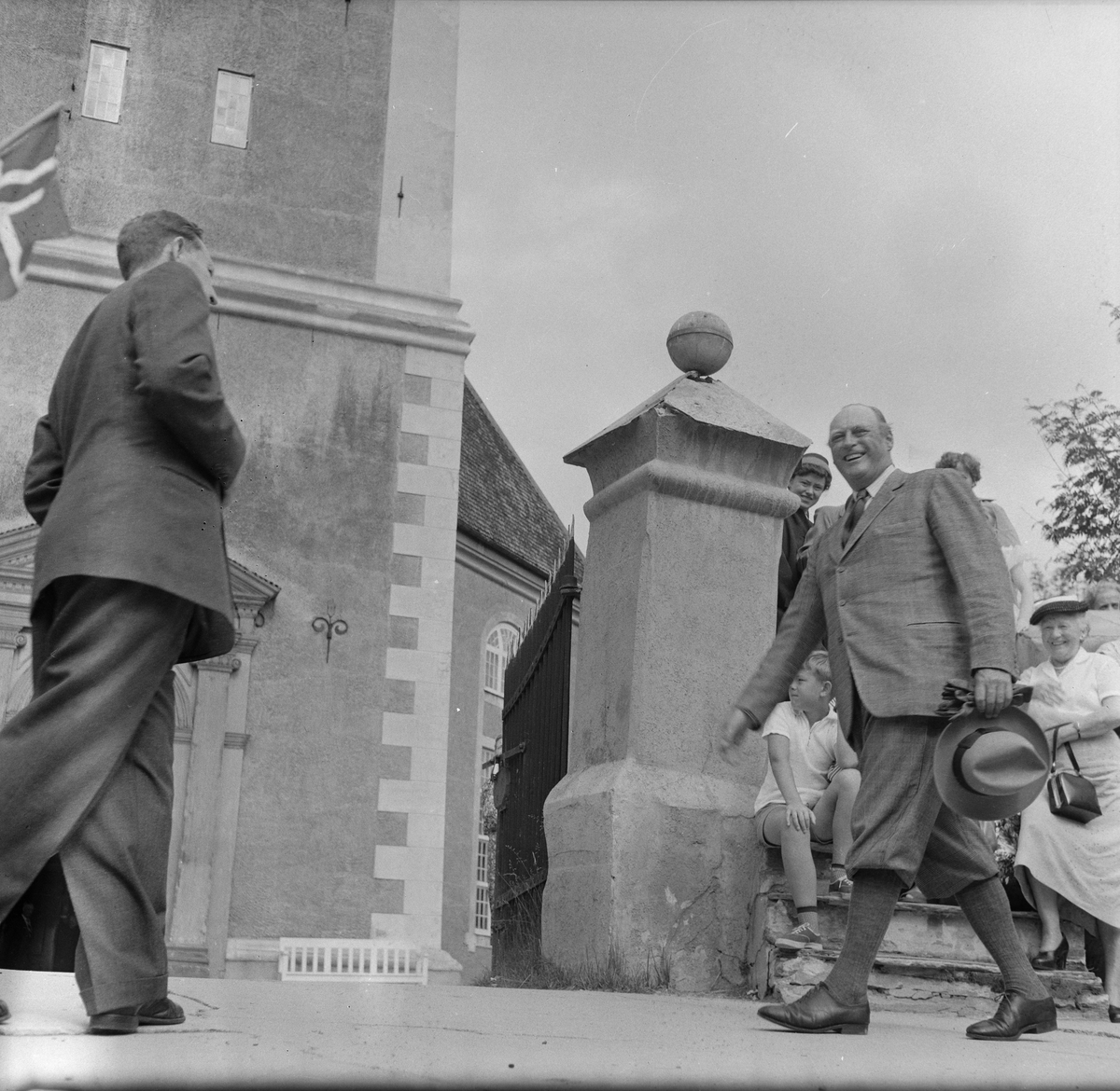 H.K.H. Kronprins Olav på besøker Røros kirke
