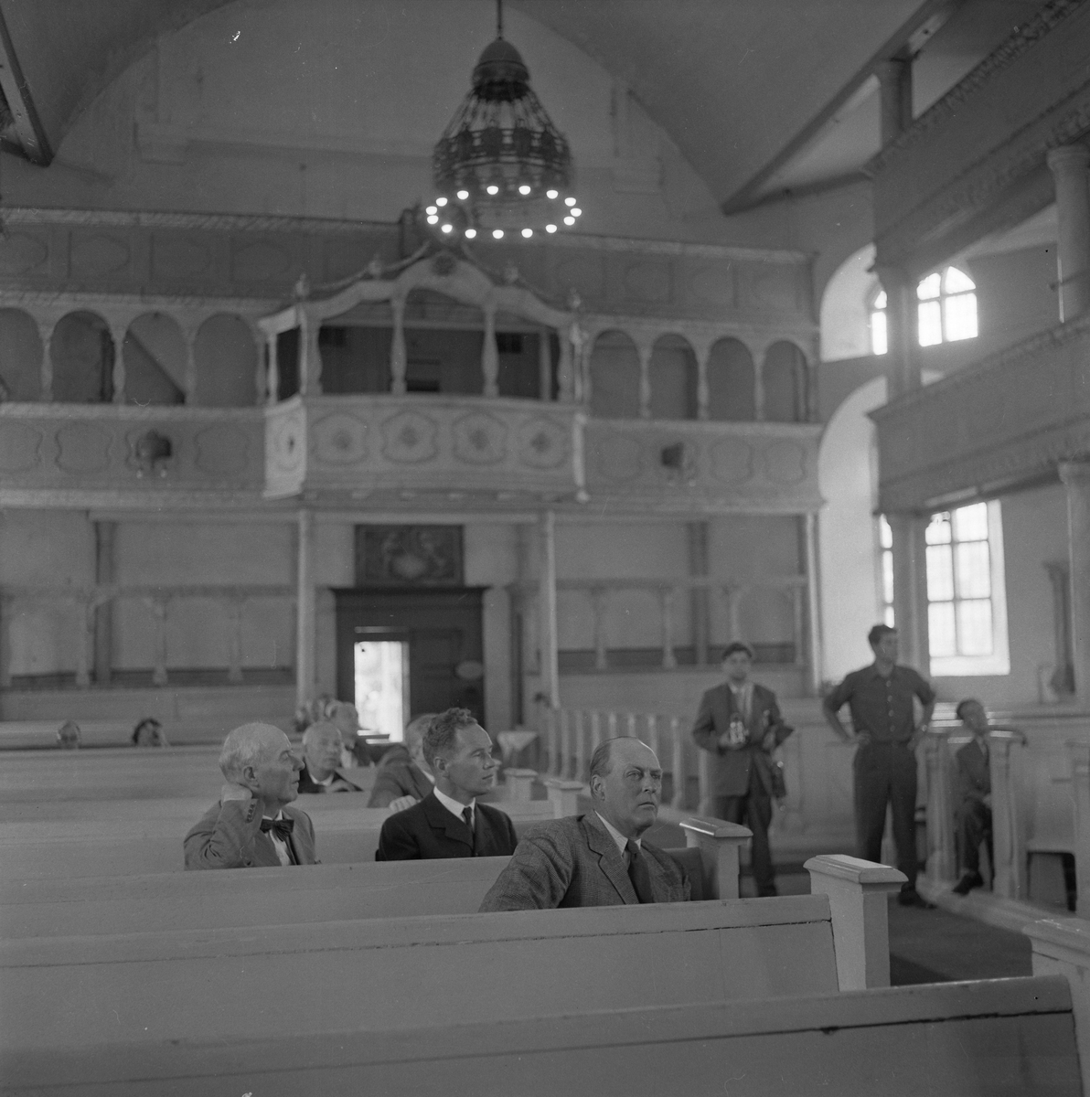 H.K.H. Kronprins Olav på besøker Røros kirke