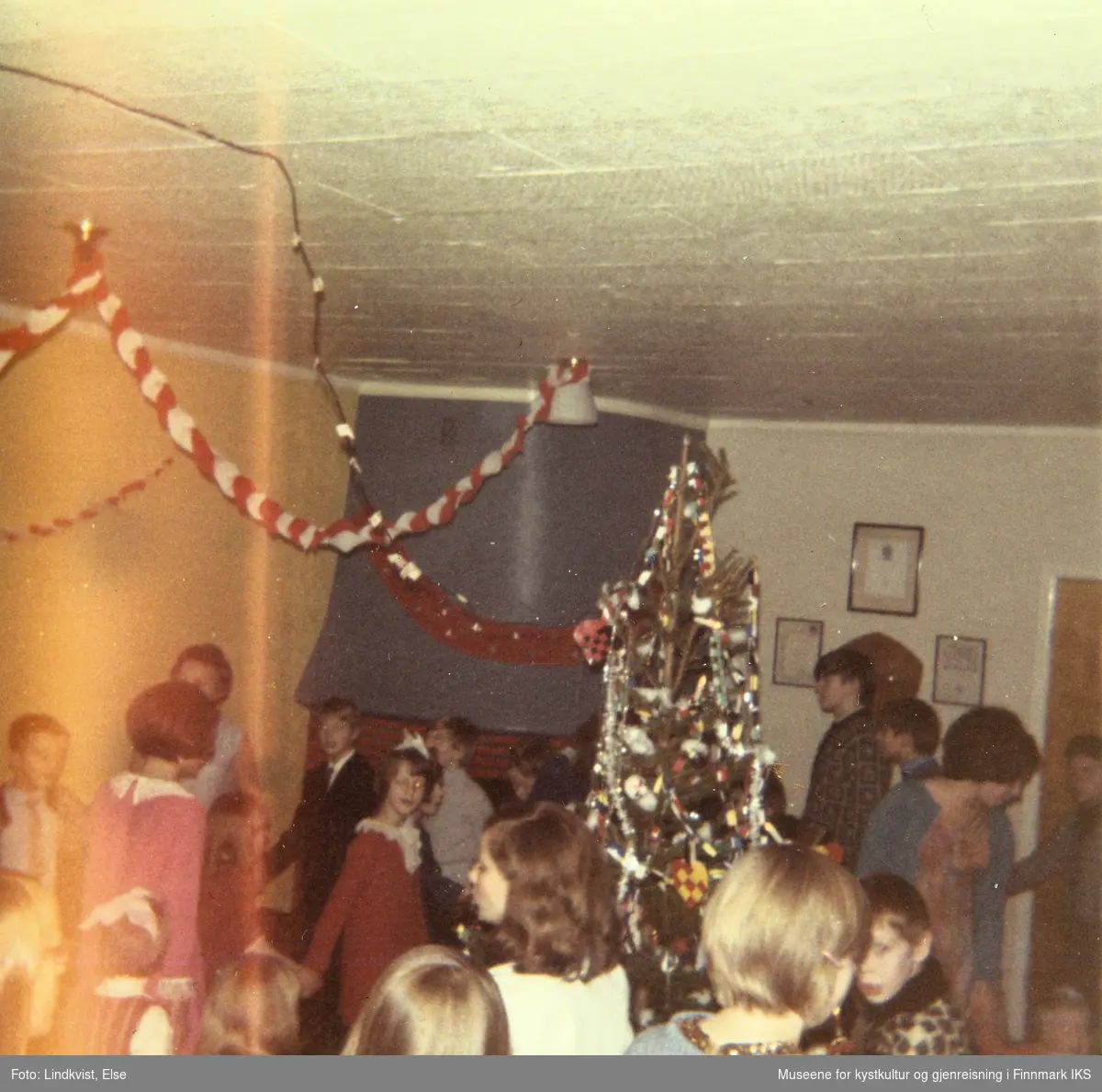 Sarnes. Julefeiring på Solvang internatet. Barna danser rundt juletreet. Jula 1969.