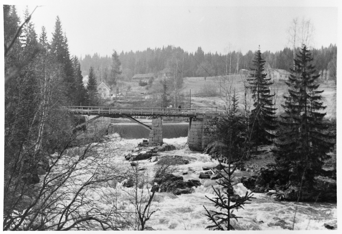 Ett av to fotografier som ble tatt av Kjølseth bru like før den ble ombygget.  Vi ser hvordan elva går i stryk nedenfor brua og Skådammen i bakgrunnen.