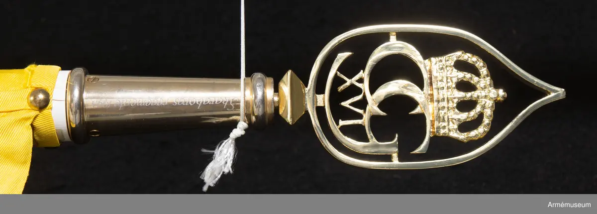 Fana för Skaraborgs regemente (P4), broderad på duk av kypertvävt siden..
På duk ginstyckad svart och gul landskapet Västergötlands vapenbild; ett upprest lejon av motsatta tinkturer med röd beväring, i övre vänstra och nedre högra hörnet av det svarta fältet åtföljt av en sexuddig vit stjärna. På gul bård i fanans överkant segernamn i svart.
Segernamn:
Varberg 1565 Warszawa 1565
Narva 1581 Lund 1676
Lützen 1632 Landskrona 1677
Leipzig 1642 Malatitze 1708

Graverad på holken på övre del av fanstången finns följande text: "Skaraborgs regemente 1995"
Fanspetsen med HM Konung Carl XVI Gustaf:s namnchiffer är av förgylld mässing och kan skruvas fast på holken.