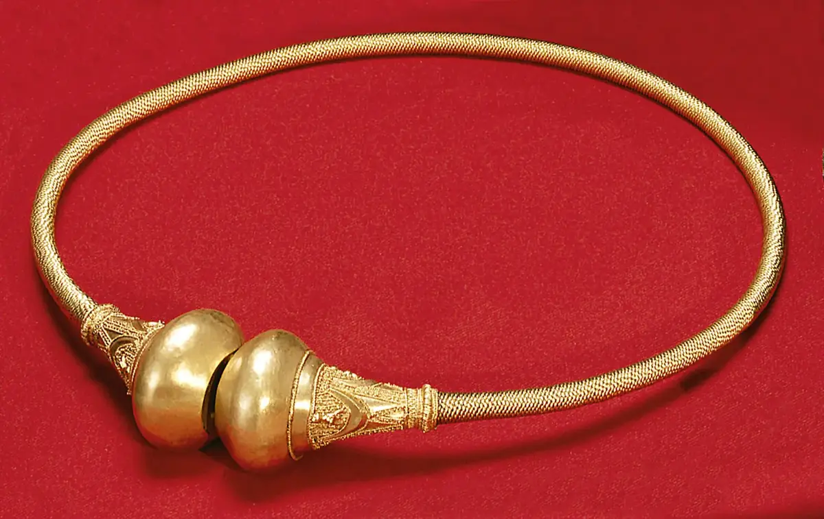 Halsring, av guld, från romersk järnålder. 