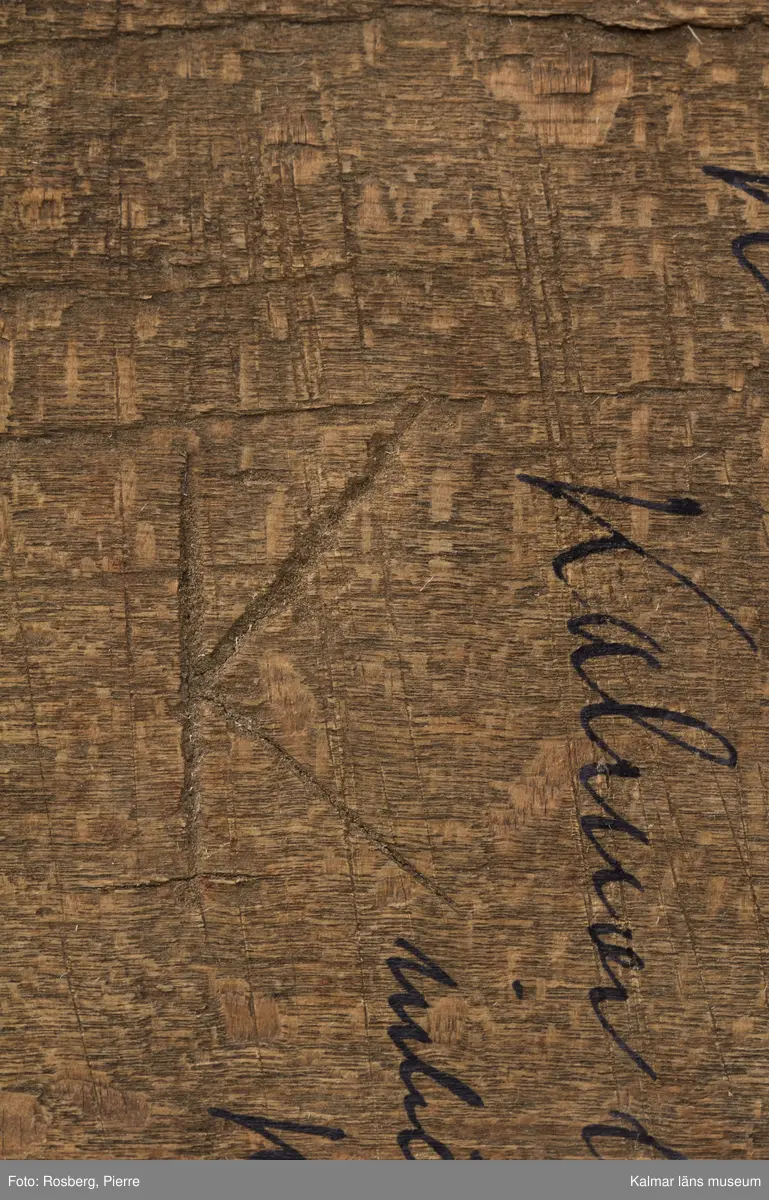 KLM 10674. Tallrik. Av trä. Flat modell. Inskription på baksidan. Målare Vinerdal, Kråksmåla sn, Kalmar län, ink 1928, Kurt Bergström. Neg nr: