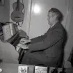 William Kjellberg i Gärdslösa spelar piano.