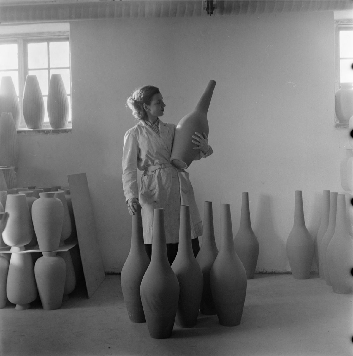 Keramiker visar sina vaser, Upsala-Ekeby AB