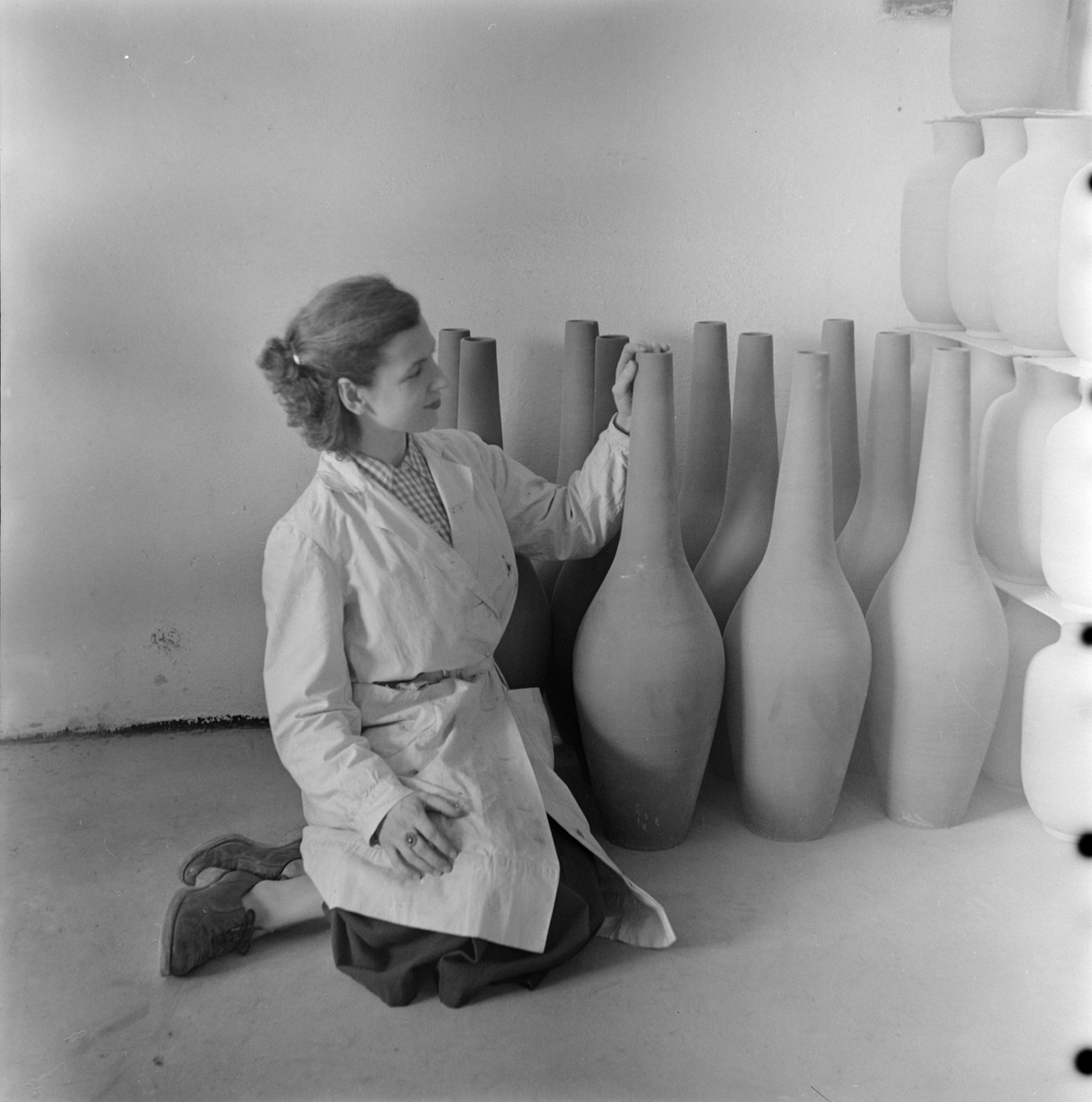 Keramiker visar sina vaser, Upsala-Ekeby AB