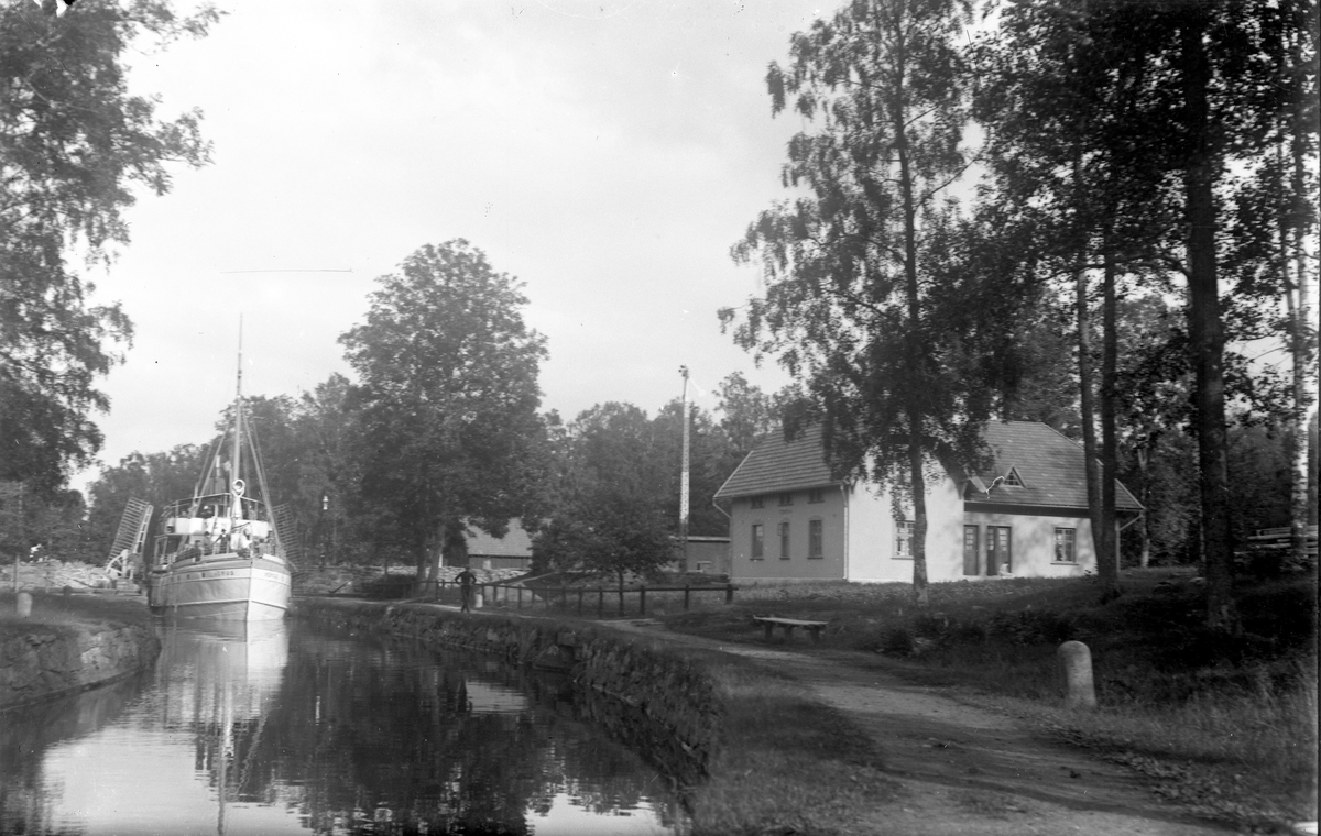 Passagerarbåt i kanalen