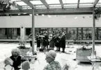 Frälsningsarmén underhåller på takterassen på Domusvaruhuset i kvarteret Åldermannen, Kalmar, 1970.